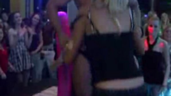Murzynka Ana Foxxx z owłosioną ostry sexfilmy cipką uprawia seks z sąsiadem w łazience