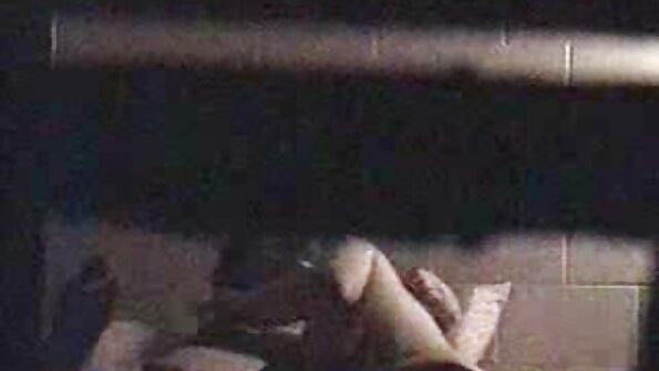 Dwie zmysłowe filmy erotyczne na ostro młode laski Alecia i Mary bawią się w łóżku